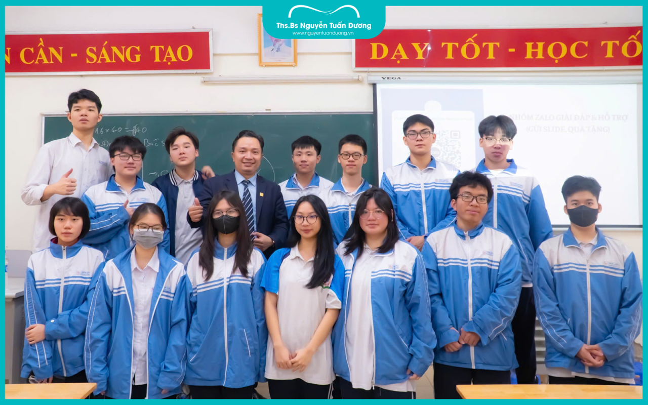 Ths Bs Nguyễn Tuấn Dương – Diễn giả chia sẻ trong buổi hướng nghiệp cho học sinh Trường THPT Cầu Giấy